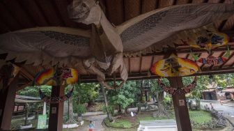 Pengunjung melihat koleksi layang-layang yang dipamerkan di Museum Layang-Layang Indonesia, Pondok Labu, Jakarta Selatan, Sabtu (21/11/2020).  [ANTARA FOTO/Sigid Kurniawan]