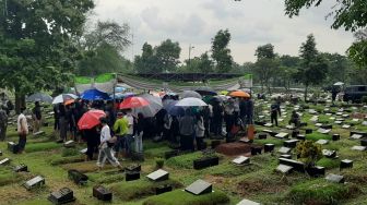 Hujan Warnai Pemakaman Legenda Timnas Indonesia Ricky Yacobi