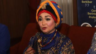 Aktris Alicia Djohar menjawab pertanyaan awak media saat ditemui di Kawasan Darmawangsa, Jakarta Selatan, Sabtu (21/11). [Suara.com/Alfian Winanto]