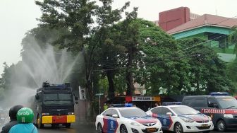 Polda Metro Jaya Semprotkan Cairan Disinfektan di Sekitar Markas FPI