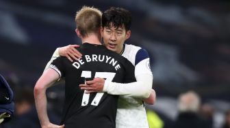 Striker Tottenham Hotspur Son Heung-Min (kanan) merangkul gelandang Manchester City Kevin De Bruyne (kiri) di lapangan setelah pertandingan sepak bola Liga Premier Inggris antara Tottenham Hotspur melawan Manchester City di Tottenham Hotspur Stadium, London, pada (21/11/2020). [Clive Rose / POOL / AFP]