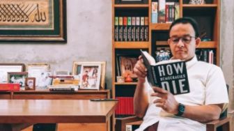 Anies Unggah Baca Buku 'How Democracies Die', Akademisi USU: Gimik Politik