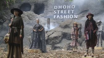 Sejumlah model memperagakan busana berbahan kain tenun ikat khas Kediri pada kegiatan bertajuk "The 6th Dhoho Street Fashion" di Gua Selomangleng, Kota Kediri, Jawa Timur, Minggu (22/11/2020). [ANTARA FOTO/Prasetia Fauzani]