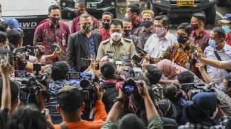 Wakil Gubernur DKI Jakarta Ahmad Riza Patria memberikan keterangan kepada jurnalis saat tiba di Mapolda Metro Jaya, Jakarta, Senin (23/11/2020). [ANTARA FOTO/Galih Pradipta]