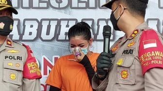 Millen Cyrus menangis saat polisi melakukan gelar perkara atas kasus narkoba yang menjeratnya di Polres Pelabuhan Tanjung Priok, Senin (23/11/2020). [Suara.com/Herwanto]