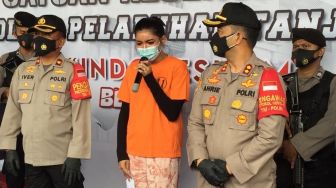 Millen Cyrus memberikan keterangan pers saat polisi melakukan gelar perkara atas kasus narkoba yang menjeratnya di Polres Pelabuhan Tanjung Priok, Senin (23/11/2020). [Suara.com/Herwanto]
