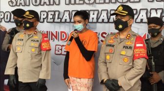 Millen Cyrus memberikan keterangan pers saat polisi melakukan gelar perkara atas kasus narkoba yang menjeratnya di Polres Pelabuhan Tanjung Priok, Senin (23/11/2020). [Suara.com/Herwanto]