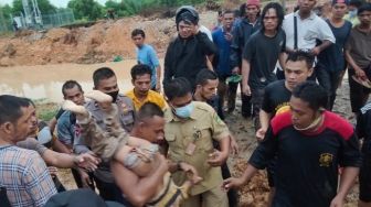 Detik-Detik Bocah Tembesi Batam Terseret Banjir dan Ditemukan Sangat Lemas