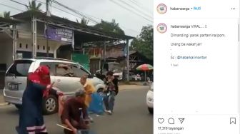 Video Viral Pengendara Mobil Sebar Uang di Jalan, Disambut Warga Girang