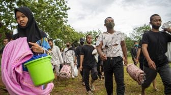 Warga yang berada di sekitar area pertempuran dievakuasi oleh TNI AD saat Latihan Antar Kecabangan TNI AD Kartika Yudha Tahun 2020 di Desa Sepancar, Lawan Kulon, Baturaja Timur, Ogan Komering Ulu (OKU), Sumatera Selatan, Senin (23/11/2020). [ANTARA FOTO/Nova Wahyudi]