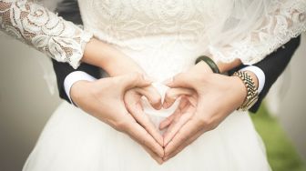 Anti Mainstream, Warganet Ini Bawa Hal Tak Terduga Jadi Hadiah Pernikahan