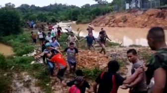 Sempat Ditemukan Usai Terseret Banjir, Bocah Malang Tembesi Meninggal di RS