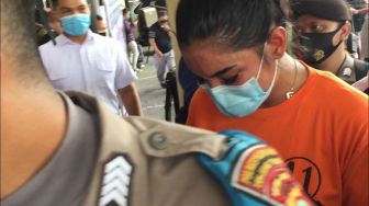 Millen Cyrus dihadirkan saat polisi melakukan gelar perkara atas kasus narkoba yang menjeratnya di Polres Pelabuhan Tanjung Priok, Senin (23/11/2020). [Suara.com/Herwanto]