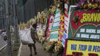 Pesan Menohok di Karangan Bunga Pernikahan: Selamat Menikmati Uang Haram