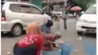 Heboh! Orang Bagikan Uang Lewat Kaca Mobil, Warganet: Enggak Ada Akhlak
