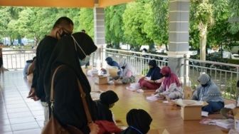 KPU Kuansing Lipat Surat Suara, Pelipat Dibayar Rp 150 Per Lembar