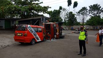 Truk Bermuatan Bahan Kimia Tabrak Angkot di Depan SPBU Grogol Cilegon