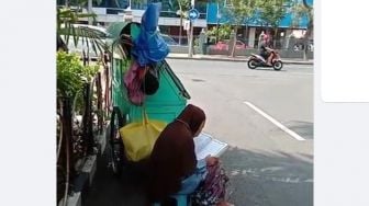 Jualan Sambil Baca Al Quran, Potret Nenek Pedagang Kaki Lima Bikin Terenyuh