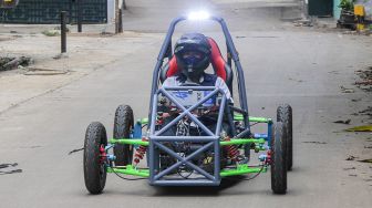 Teknisi melakukan uji coba mobil listrik produksi bengkel Petrikbike, di Jatiranggon, Bekasi, Jawa Barat, Selasa (24/11/2020).  [ANTARA FOTO]