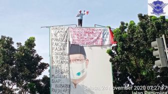 Kibarkan Merah Putih, Agustinus Pajang Pesannya di Papan Reklame Jakarta