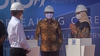 Kepala Staf Kepresidenan Moeldoko (tengah) didampingi Kepala Balai Pengawasan Obat dan Makanan (BPOM) Penny Kusumastuti (kanan) berbincang dengan Dirut PT Jakarta Biopharmaceutical Industri Mahendra Suhardono (kiri) saat grounbreaking pembangunan pabrik vaksin COVID-19 di Kawasan Modern Industri Cikande, Serang, Banten, Selasa (24/11/2020). [ANTARA FOTO/Asep Fathulrahman]