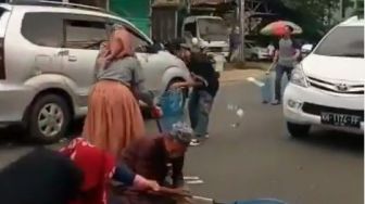 Viral Pemobil Sebar Uang di Tengah Jalan, Bikin Publik Terbelah