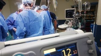 Sedang Operasi, Seorang Dokter Bedah Senior di Arab Saudi Meninggal Dunia