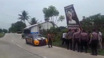Petugas Gabungan Copot Baliho Habib Rizieq di Serang, Kapolres: Ilegal