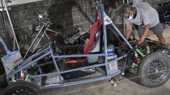 Teknisi menyelesaikan produksi mobil listrik di bengkel Petrikbike, Jatiranggon, Bekasi, Jawa Barat, Selasa (24/11/2020). [ANTARA FOTO]
