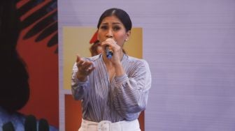 Tata Janeeta tampil bernyanyi saat perilisan album 'Masterpiece' Maia Estianty di Kawasan Kemang, Jakarta Selatan, Selasa (24/11). [Suara.com/Alfian Winanto]