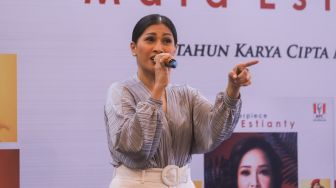 Penampilan Tata Janeeta saat perilisan album 'Masterpiece' Maia Estianty di Kawasan Kemang, Jakarta Selatan, Selasa (24/11). [Suara.com/Alfian Winanto]