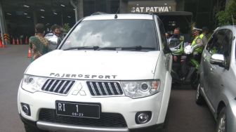 Terobos Gerbang Mabes Polri, Mobil Berplat RI 1 Berisi Anggota Ormas