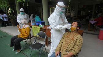 Murid SMP Negeri 1 Surabaya mengikuti pelaksanaan tes usap (swab) di Surabaya, Jawa Timur, Rabu (25/11/2020).  [ANTARA FOTO/Moch Asim]
