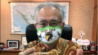 Jadi Sorotan Warganet, Dubes Jepang Pakai Masker Gambar Spanduk Pecel Lele