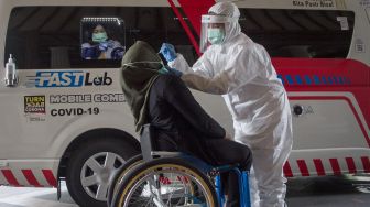 Petugas medis melakukan tes usap atau swab test kepada atlet, pelatih dan tenaga pendukung Pemusatan Latihan Nasional (Pelatnas) National Paralympic Committee (NPC) di Solo, Jawa Tengah, Rabu (25/11/2020). [ANTARA FOTO/Mohammad Ayudha]