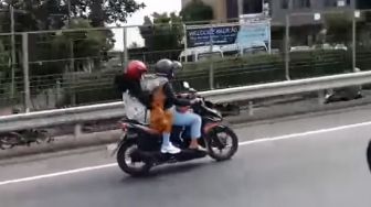 Viral Aksi Emak-emak Naik Motor Nyasar Di Jalan Tol, Warganet Malah Curhat