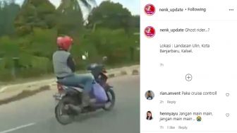 Kendarai Motor Tanpa Pegang Kemudi, Aksi Bapak-bapak Ini Bikin Melongo