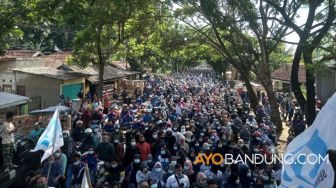 Belasan Ribu Buruh Demo, Jalan Raya Bandung-Cianjur Lumpuh
