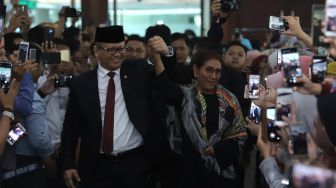 Menteri Kelautan dan Perikanan, Edhy Prabowo (kiri) bersama mantan Menteri Kelautan dan Perikanan, Susi Pudjiastuti (kanan) bersiap menghadiri acara pisah-sambut di Menteri Kelautan dan Perikanan di Ballroom Mina Bahari III Kementerian Kelautan dan Perikanan, Jakarta, Rabu (23/10). (Suara.com/Angga Budhiyanto)