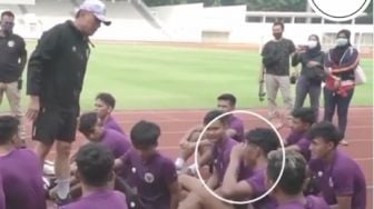 Sambil Garuk-garuk Kepala, Ini Momen Serdy Minta Sepatu Bola ke Ketum PSSI