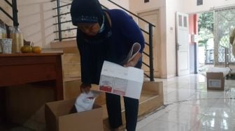 Cerita Pelipat Kertas Suara Pilkada di Tengah Pandemi: Pasrah Aja Deh!