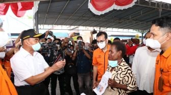 Pos Indonesia Kembali Salurkan Bantuan Sosial di Papua