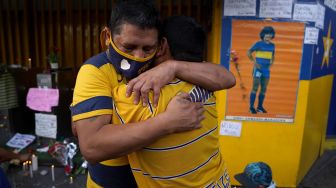 Sambil Nangis, Fans Maradona Letakkan Bunga di Stadion Boca Juniors