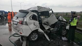 Truk Parkir Jadi Sasaran Seruduk Toyota Avanza, Kondisi Mobil Mengenaskan