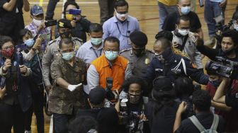 Foto-foto Menteri Edhy Prabowo Ditahan KPK, Diborgol dan Pakai Rompi Oranye
