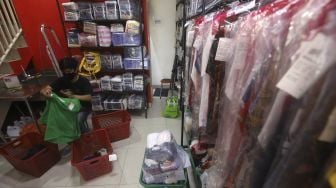 Pekerja memilah baju pelanggan sebelum dibersihkan di Jourdan Laundry Expert, Ampera Raya, Jakarta, Kamis (26/11/2020). [Suara.com/Angga Budhiyanto]