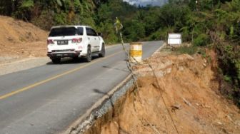 Longsor di Jalan Penghubung Pontianak - Putussibau, Pengendara Khawatir