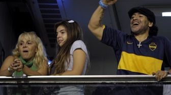 Hits Bola: Tangis Putri Maradona Pecah saat Boca Juniors Beri Penghormatan