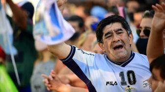 Penggemar menangis di luar kamar mayat tempat jasad mendiang bintang sepak bola Argentina Diego Maradona di San Fernando, provinsi Buenos Aires, Argentina, Rabu (25/11).  [RONALDO SCHEMIDT / AFP]