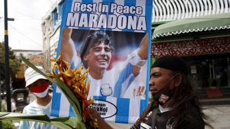 Fans Berat, Wali Kota Risma Pernah Foto Sama Patung Maradona di Boca Junior